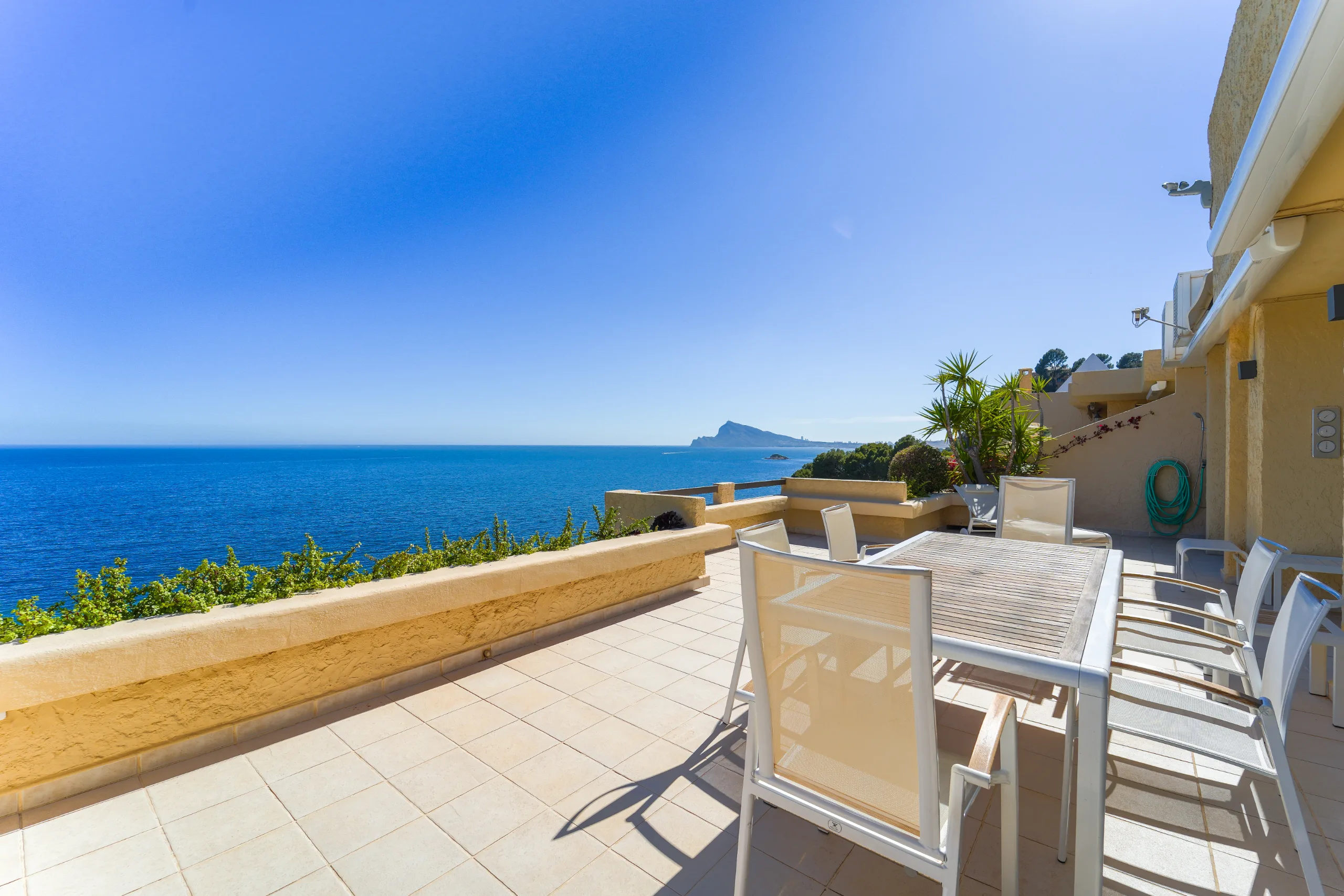 Ático con una terraza sobre el mar
