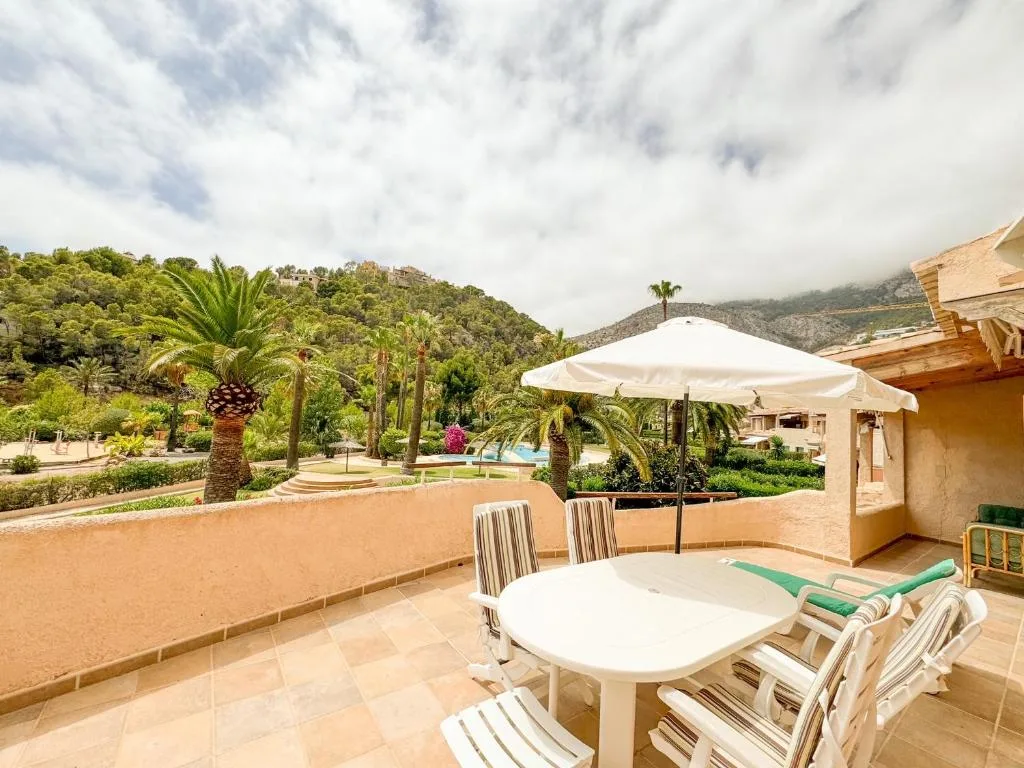 Bungalow con terraza soleada y gran piscina: foto 2 de 7