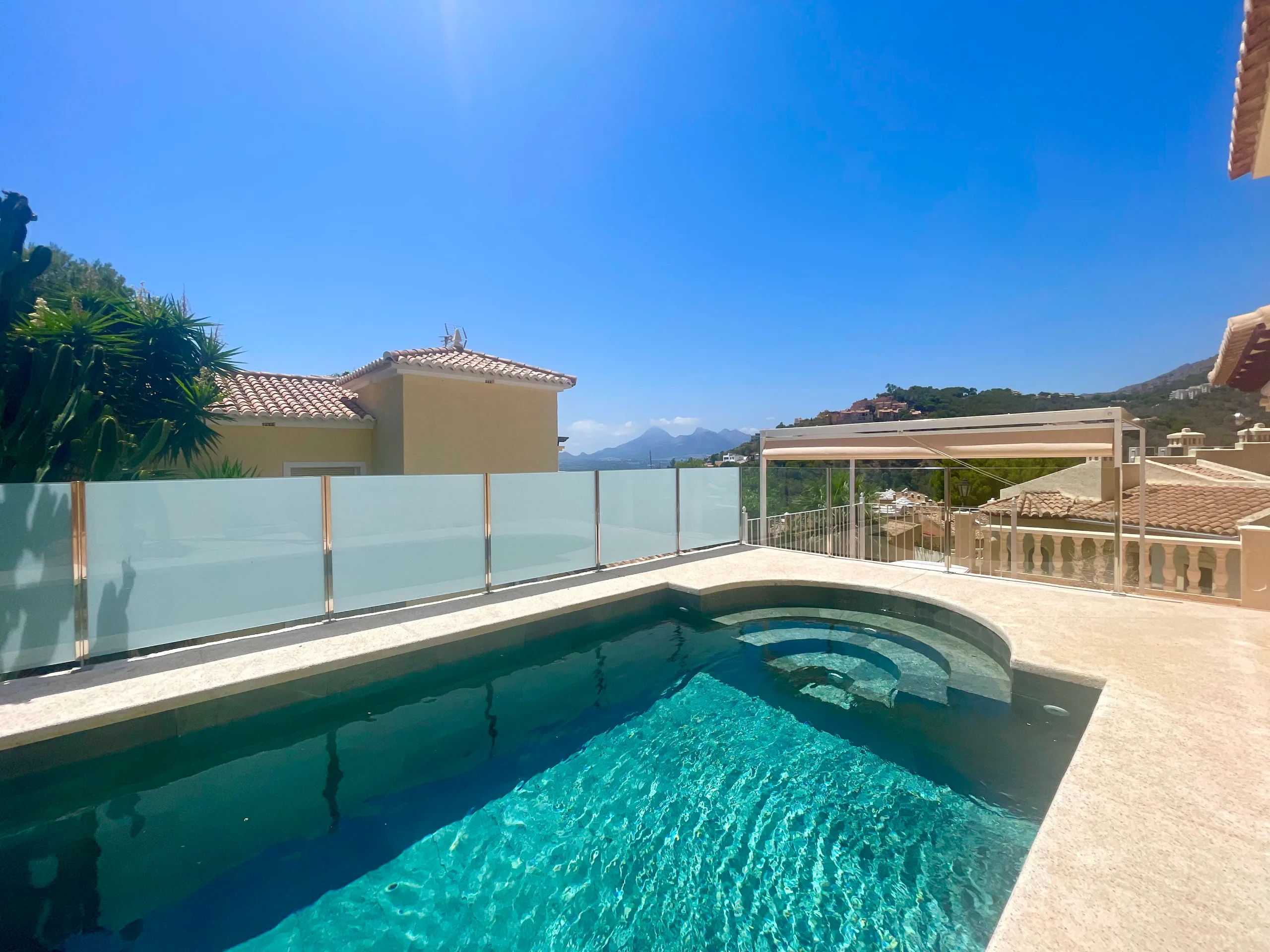 Villa con piscina privada y terrazas, en Altea