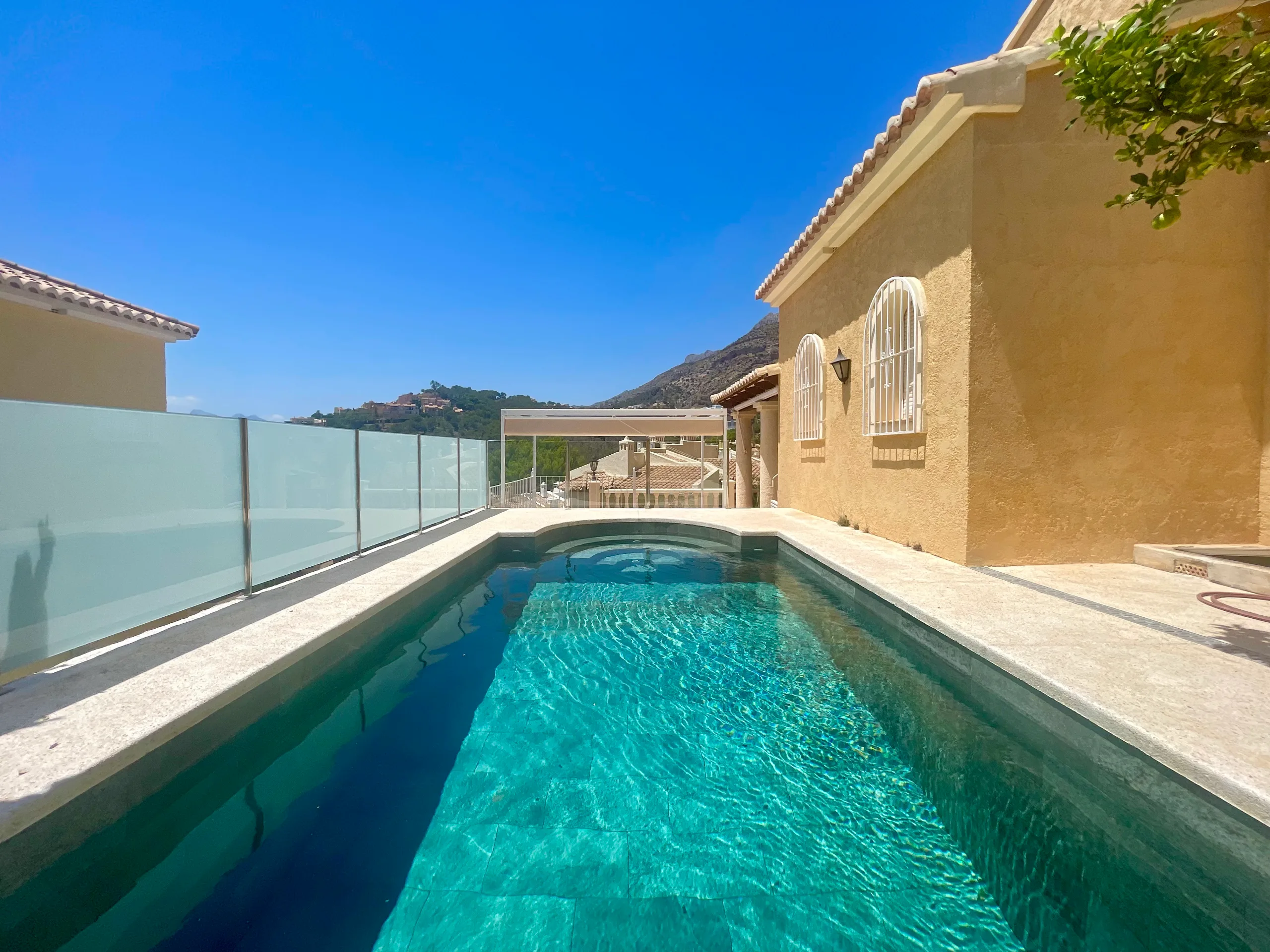 Villa con piscina privada y terrazas: foto 2 de 7